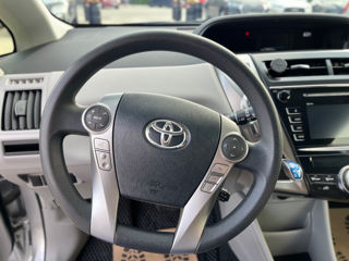 Toyota Prius v foto 15