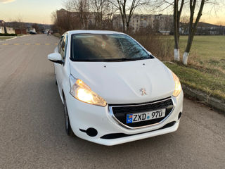 Peugeot 208 foto 2