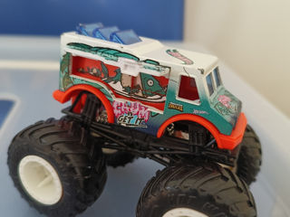 Hot Wheels Monster Trucks CHUM GET'n IT 1:64