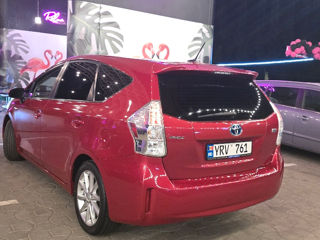 Toyota Prius v foto 3