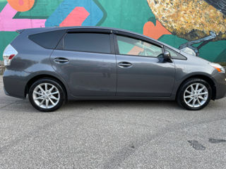 Toyota Prius v foto 2