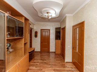 Apartament cu 3 camere, 106 m², Buiucani, Chișinău foto 9