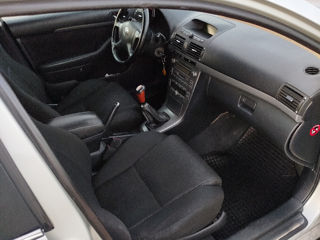 Toyota Avensis foto 8