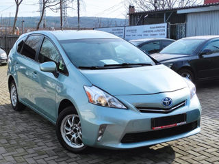 Toyota Prius v foto 2