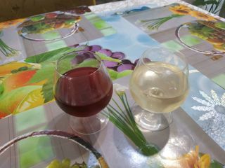 Vin alb, rosu.