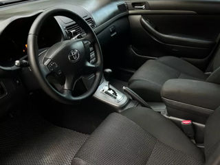 Toyota Avensis foto 4