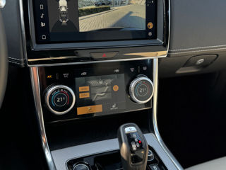 Jaguar XE фото 6