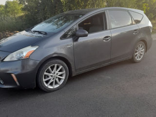 Toyota Prius v foto 4