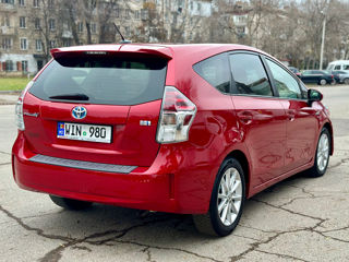 Toyota Prius v foto 4