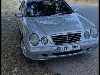 Mercedes E-Class foto 1