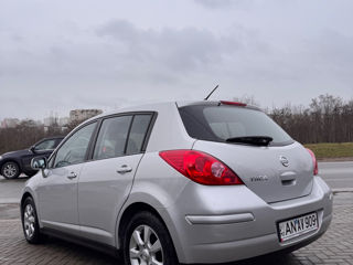 Nissan Tiida foto 2