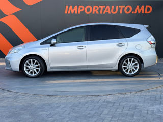 Toyota Prius v foto 9