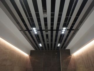 Реечные алюминиевые подвесные потолки, tavane lamelare foto 3