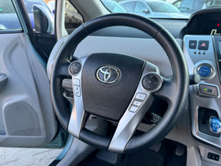 Toyota Prius v foto 9