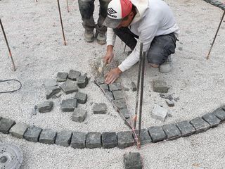 Aranjarea pavajului, piatra din granit natural. укладка тротуарной плитки и натурального гранита. foto 7