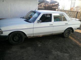 Mercedes Series (W123) foto 1