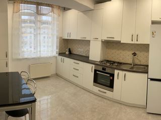 Apartament cu 2 camere, 77 m², Buiucani, Chișinău foto 2