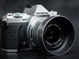 Olympus OM-D E-M5 Mark II Mirrorless Camera w/ 25mm f/1.8 Lens foto 3