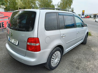 Volkswagen Touran foto 3