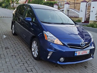 Toyota Prius v foto 2