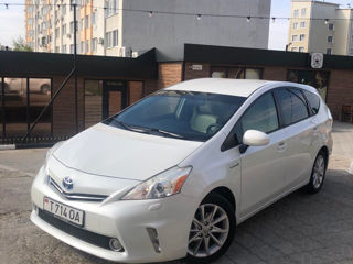 Toyota Prius v foto 6