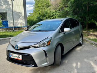 Toyota Prius v foto 2