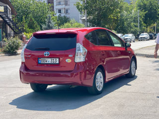 Toyota Prius v foto 4