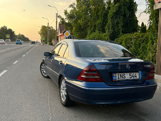 Mercedes C-Class foto 2