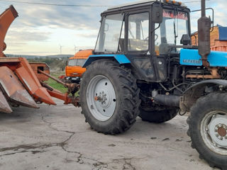 Se vinde combina de porumb Henson 9 împreună cu tractor Belarus 1221 foto 4