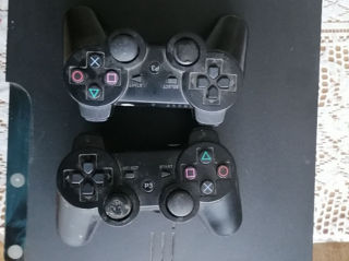 PS3 cu 2 djosticuri originale schimb vind  fara fir un djostic gluceste  si cu prosifca