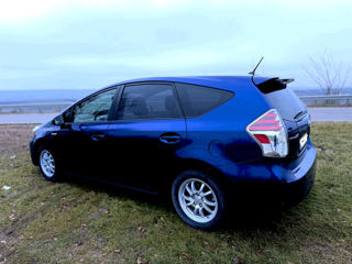 Toyota Prius v foto 3