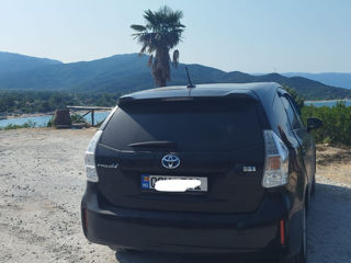 Toyota Prius v foto 3