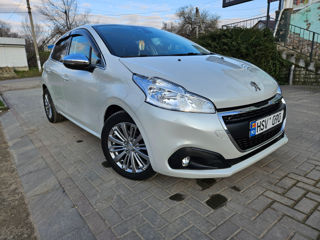 Peugeot 208 foto 1