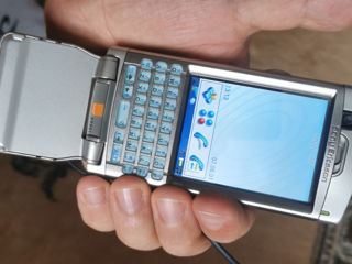 Sony Ericsson p990i foto 1