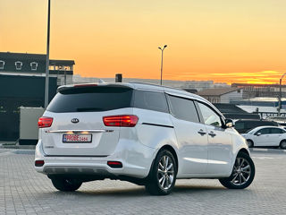 KIA Carnival foto 2