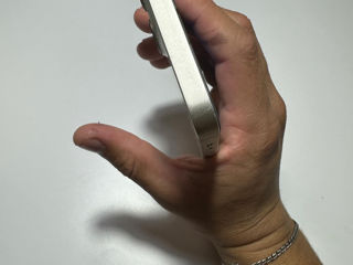 Vând iPhone 13