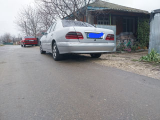 Mercedes E-Class foto 2