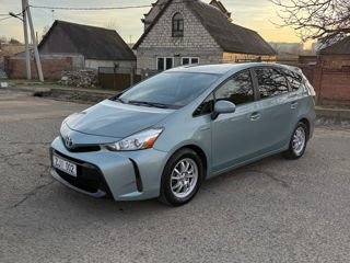 Toyota Prius v foto 2