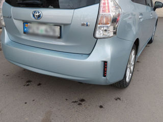 Toyota Prius v foto 7