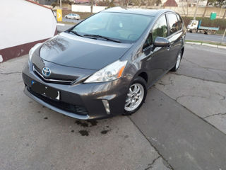 Toyota Prius v foto 2