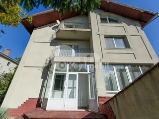 Casă cu 3 nivele, 500 mp, Botanica, 220000 € ! foto 1