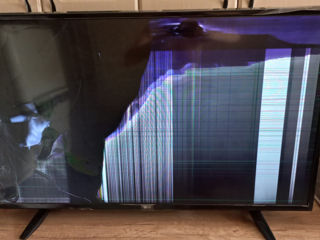Lg 43 diagonala cu ecranul deteriorat.