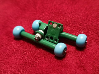 Fingerboard trucks