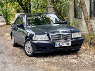 Mercedes C-Class foto 1