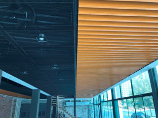 Реечные алюминиевые  подвесные потолки foto 1