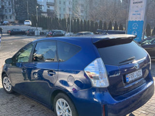 Toyota Prius v foto 8