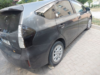 Toyota Prius v foto 5