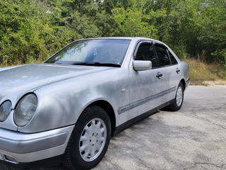 Mercedes E-Class foto 2