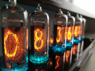 Сделанные вручную, уникальные, теплые, ламповые часы "Nixie clock" на винтажных ламповых индикатора. foto 6