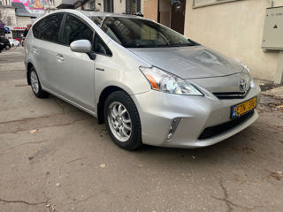 Toyota Prius v foto 4